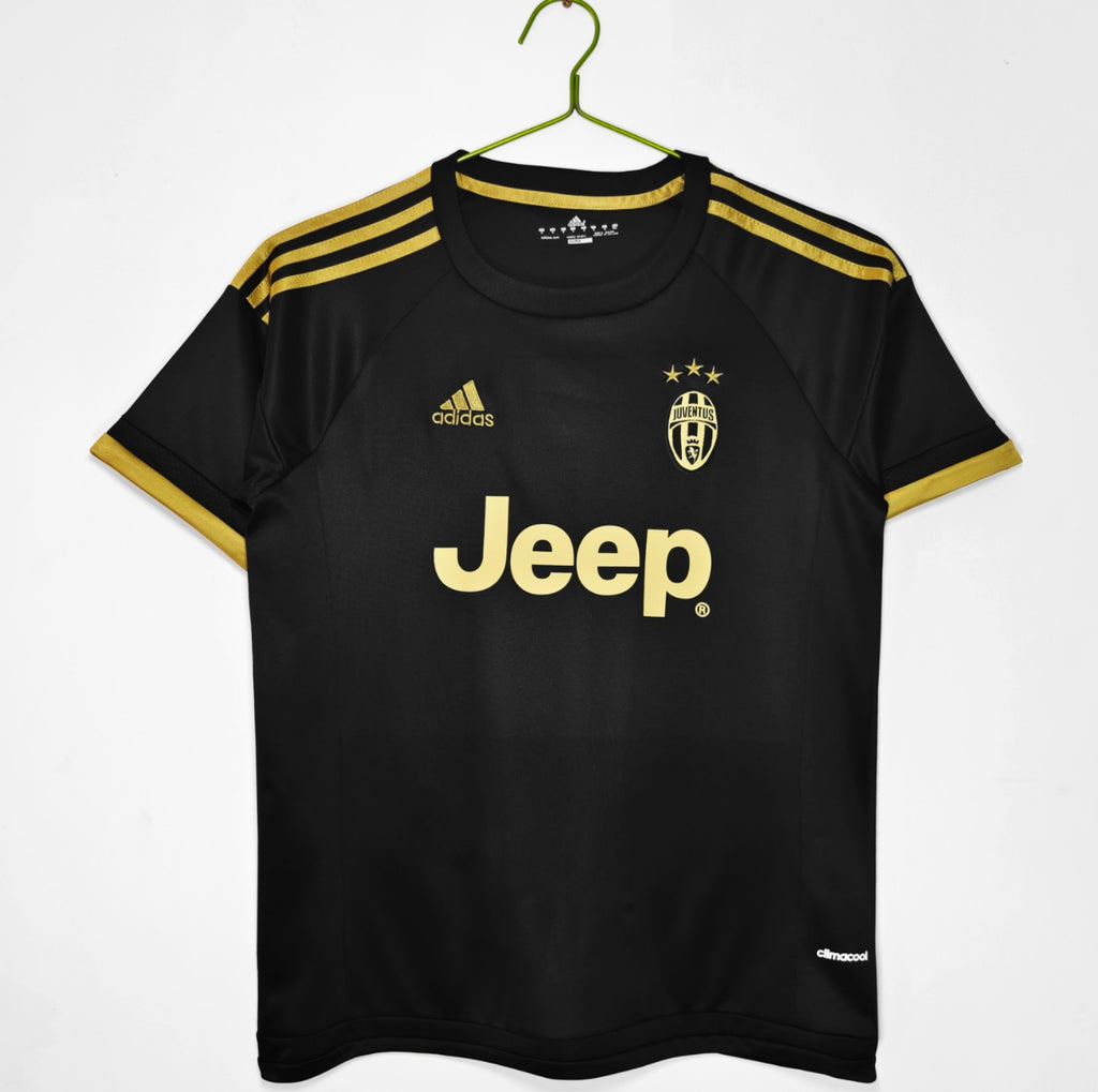 Juventus third 15/16